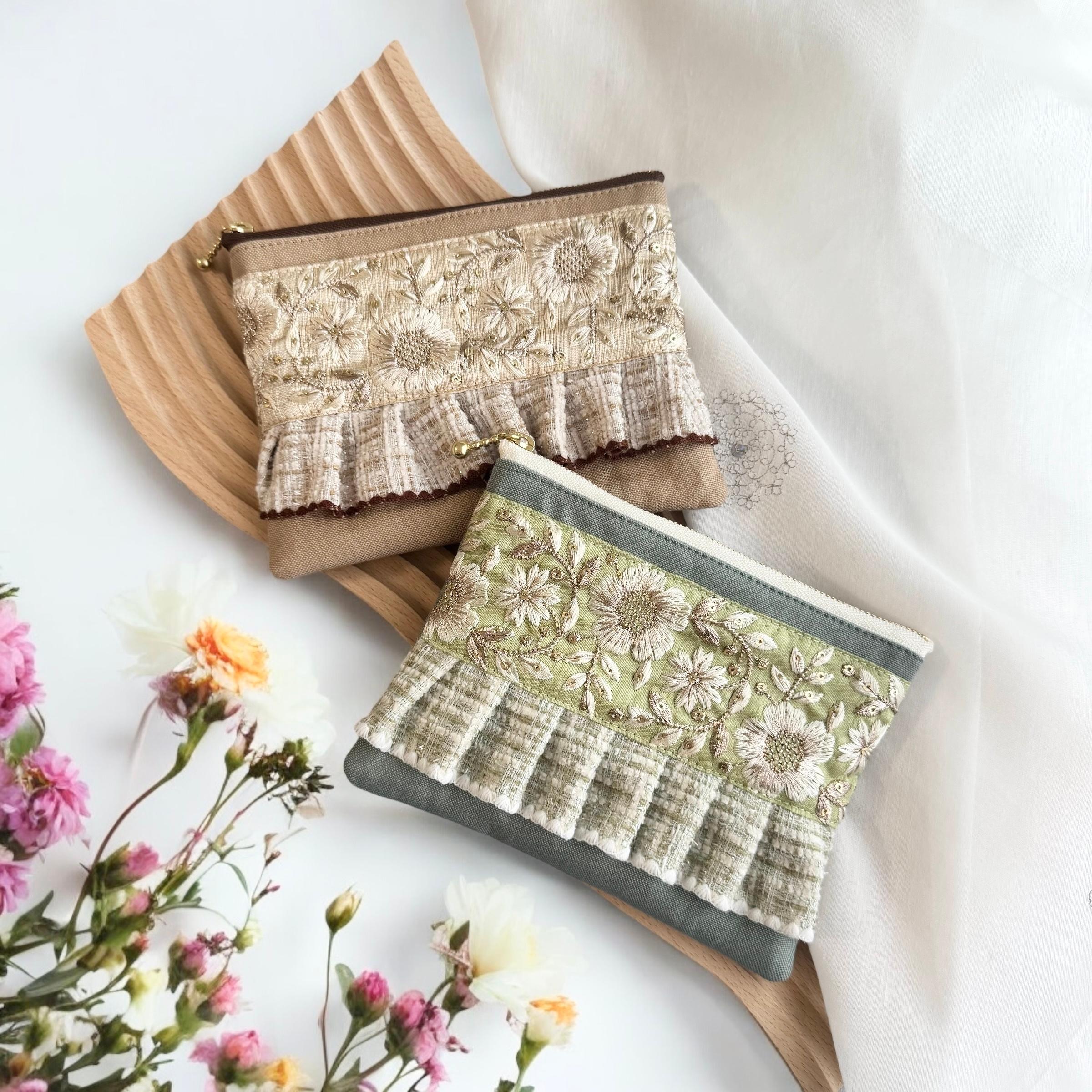 外ポケット付き◆インド刺繍×フリルツイード/フラットポーチ・マルチポーチ1枚目の画像