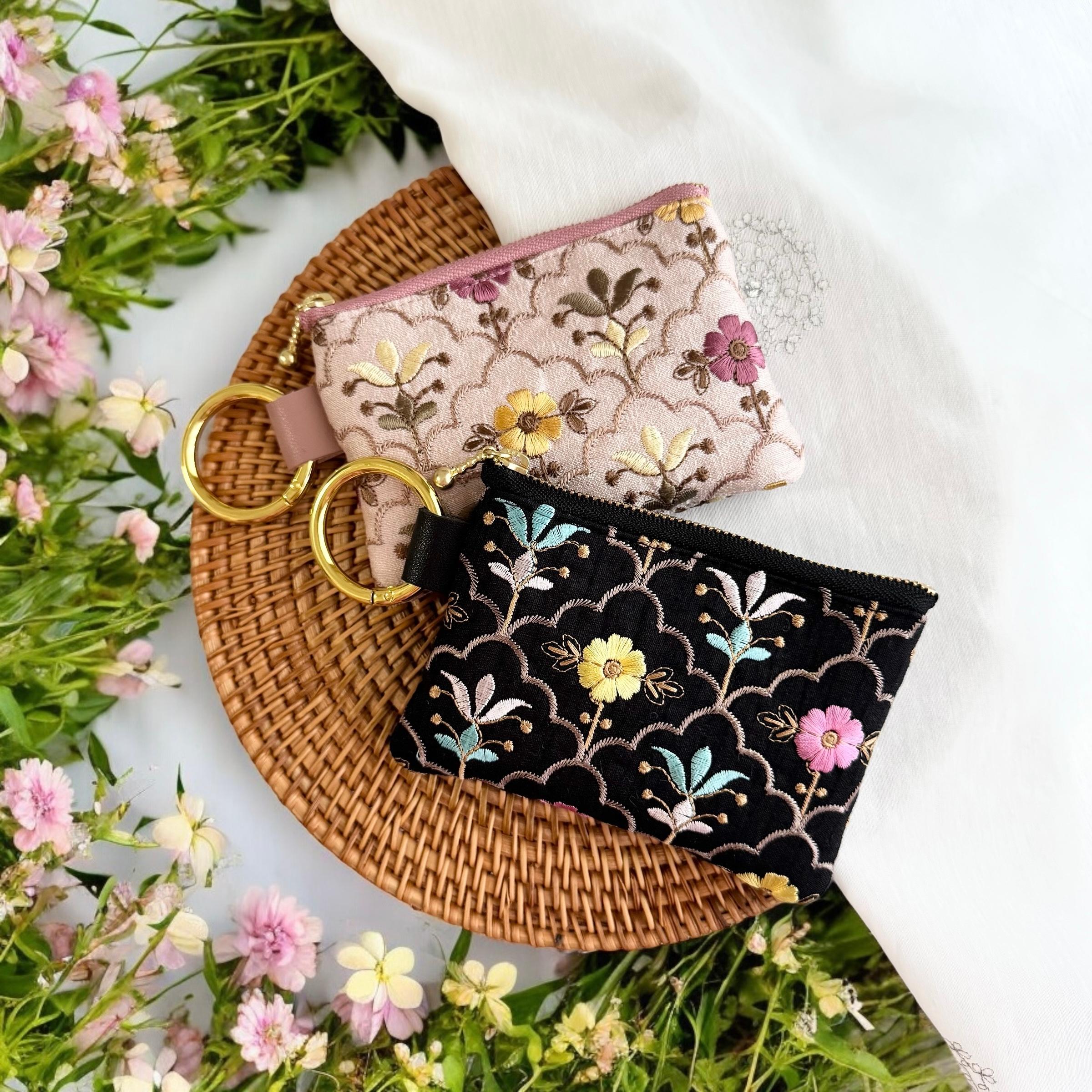 豪華インド刺繍生地◆総刺繍/カラビナ付きフラットポーチ/マルチポーチ1枚目の画像