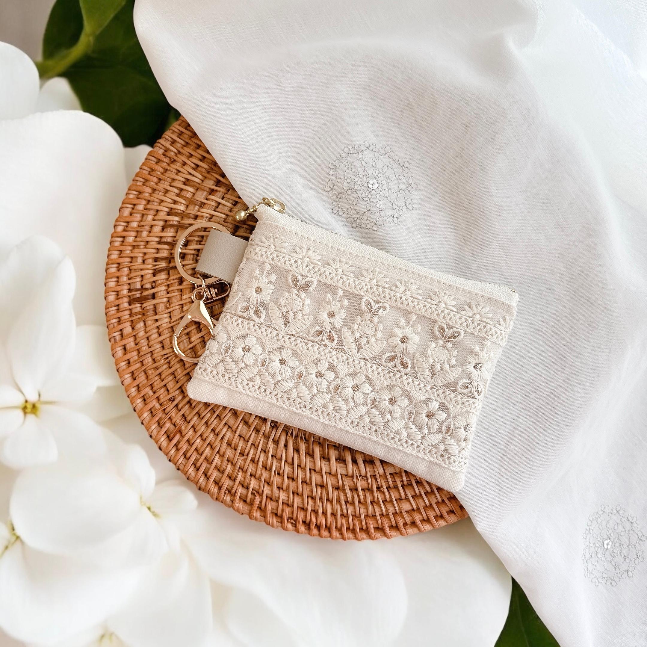 ちいさな小花/インド刺繍×帆布・キーホルダー付きフラットポーチ/マルチケース1枚目の画像