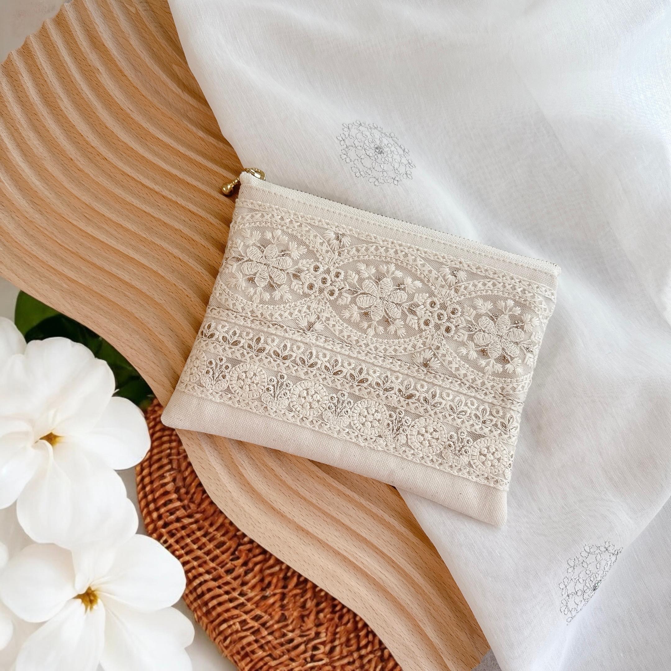 ナチュラルフラワー/インド刺繍/フラットポーチ・マルチポーチ1枚目の画像
