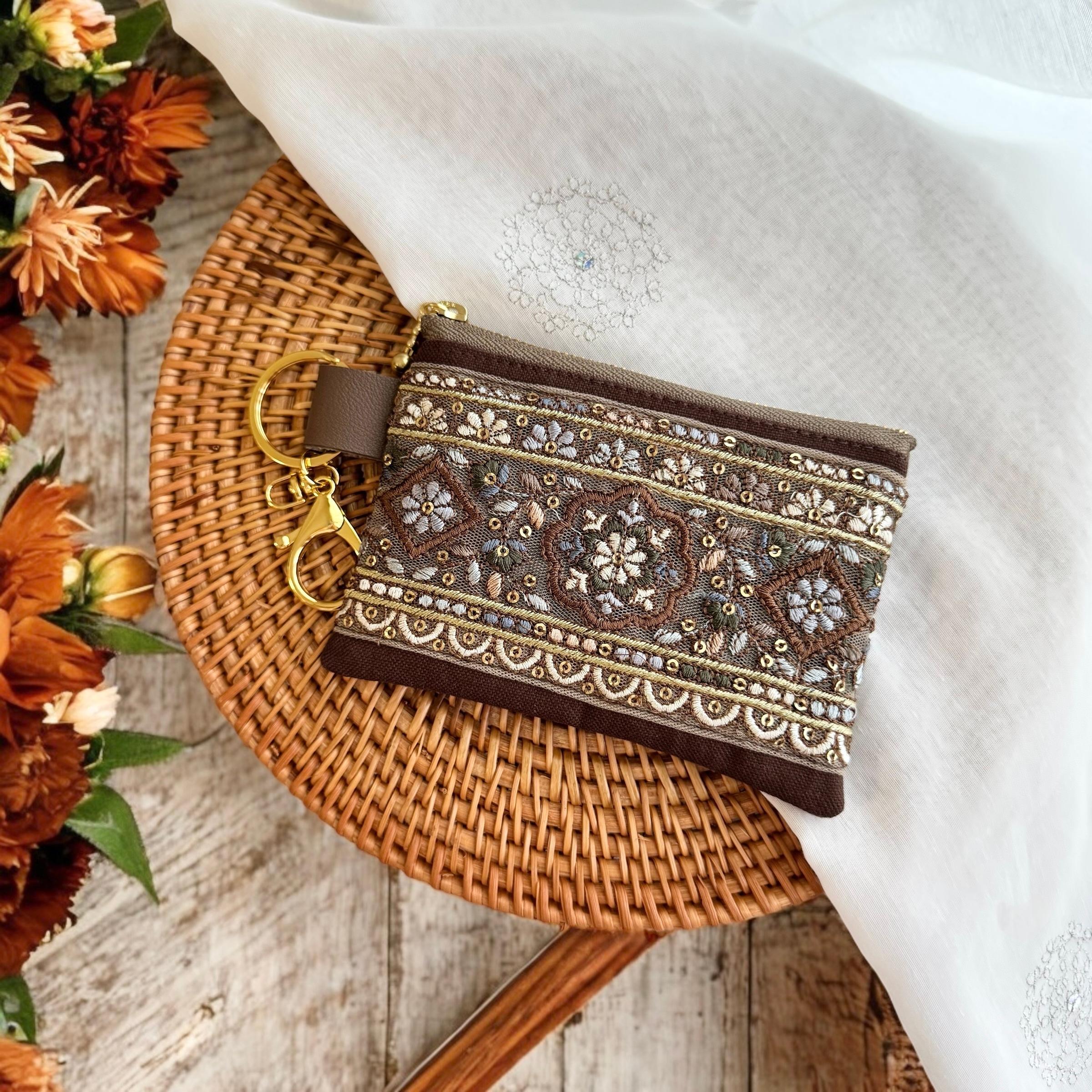 レトロフラワー/インド刺繍×帆布 キーホルダー付きフラットポーチ/マルチケース1枚目の画像