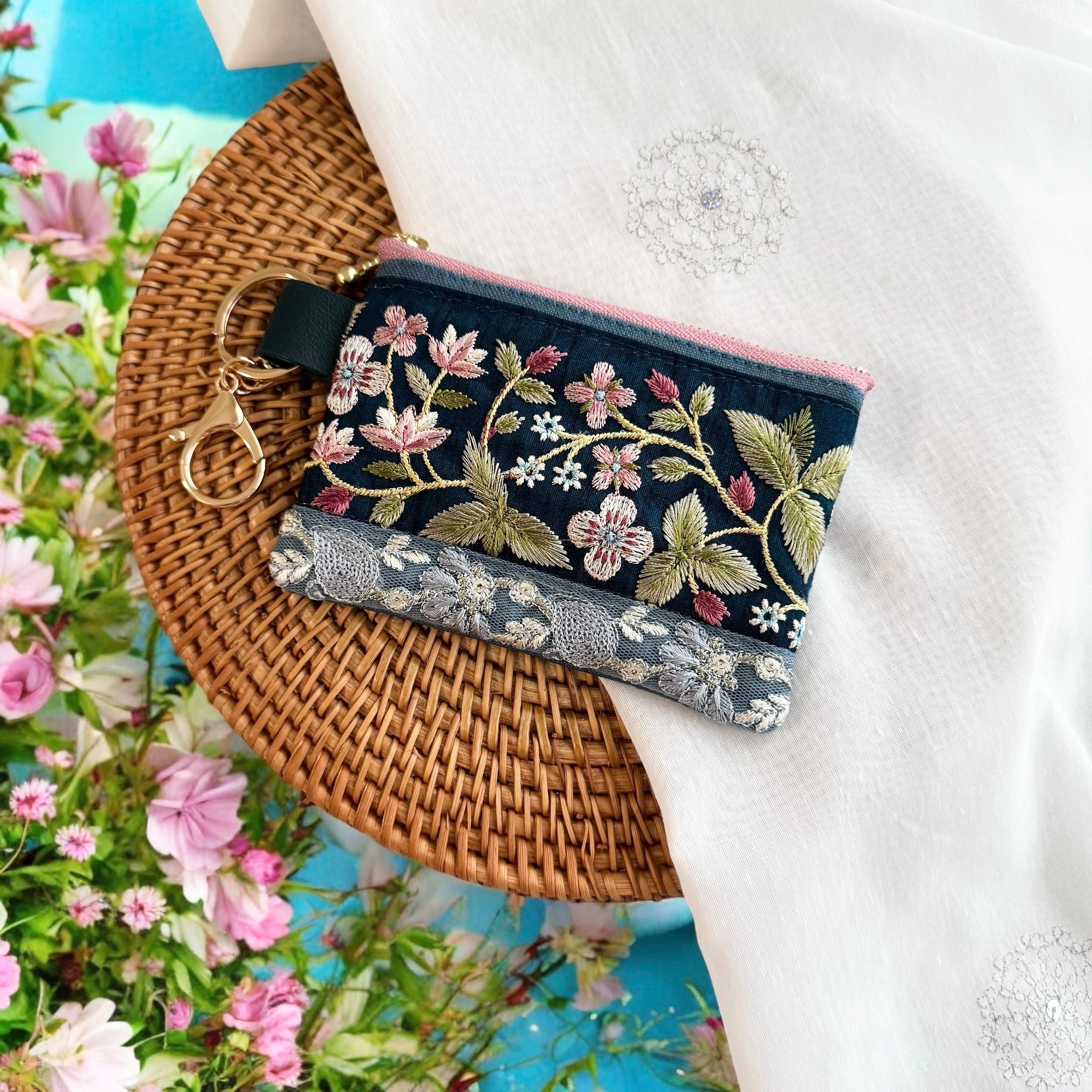 【新色】流れるお花シリーズ/インド刺繍×帆布◆キーホルダー付きフラットポーチ/マルチケース（ブルーグリーン）1枚目の画像