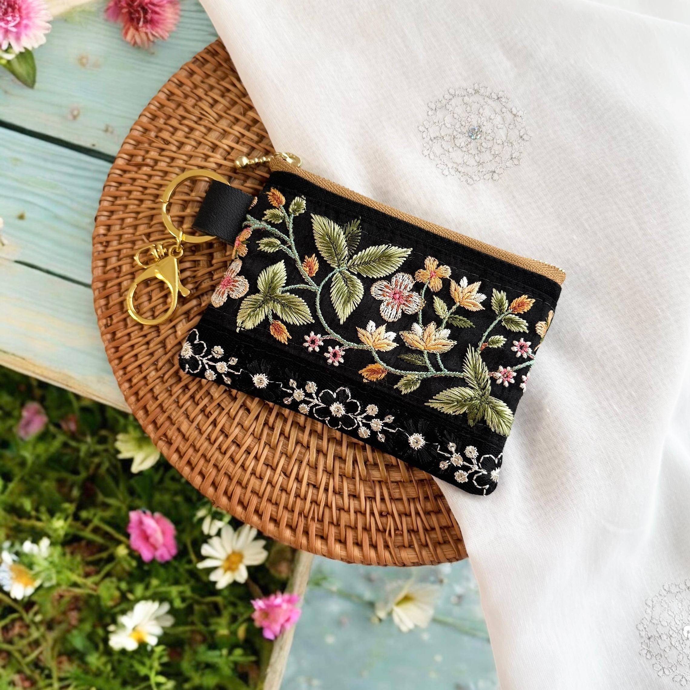 【新色】流れるお花シリーズ/インド刺繍×帆布◆キーホルダー付きフラットポーチ/マルチケース（ブラック）1枚目の画像