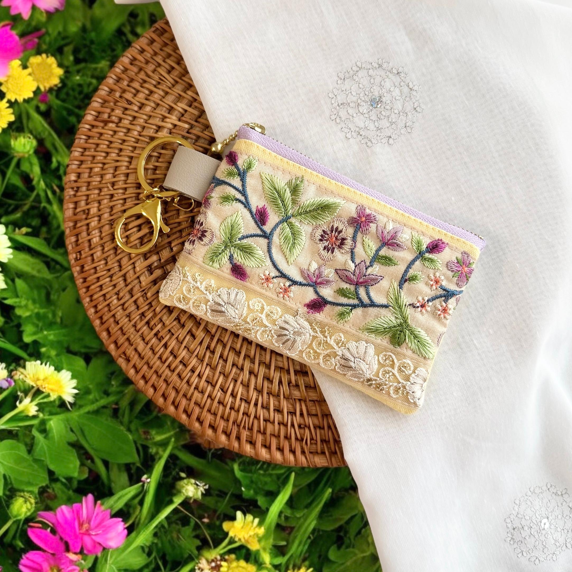 【新色】流れるお花シリーズ/インド刺繍×帆布◆キーホルダー付きフラットポーチ/マルチケース（クリームイエロー）1枚目の画像