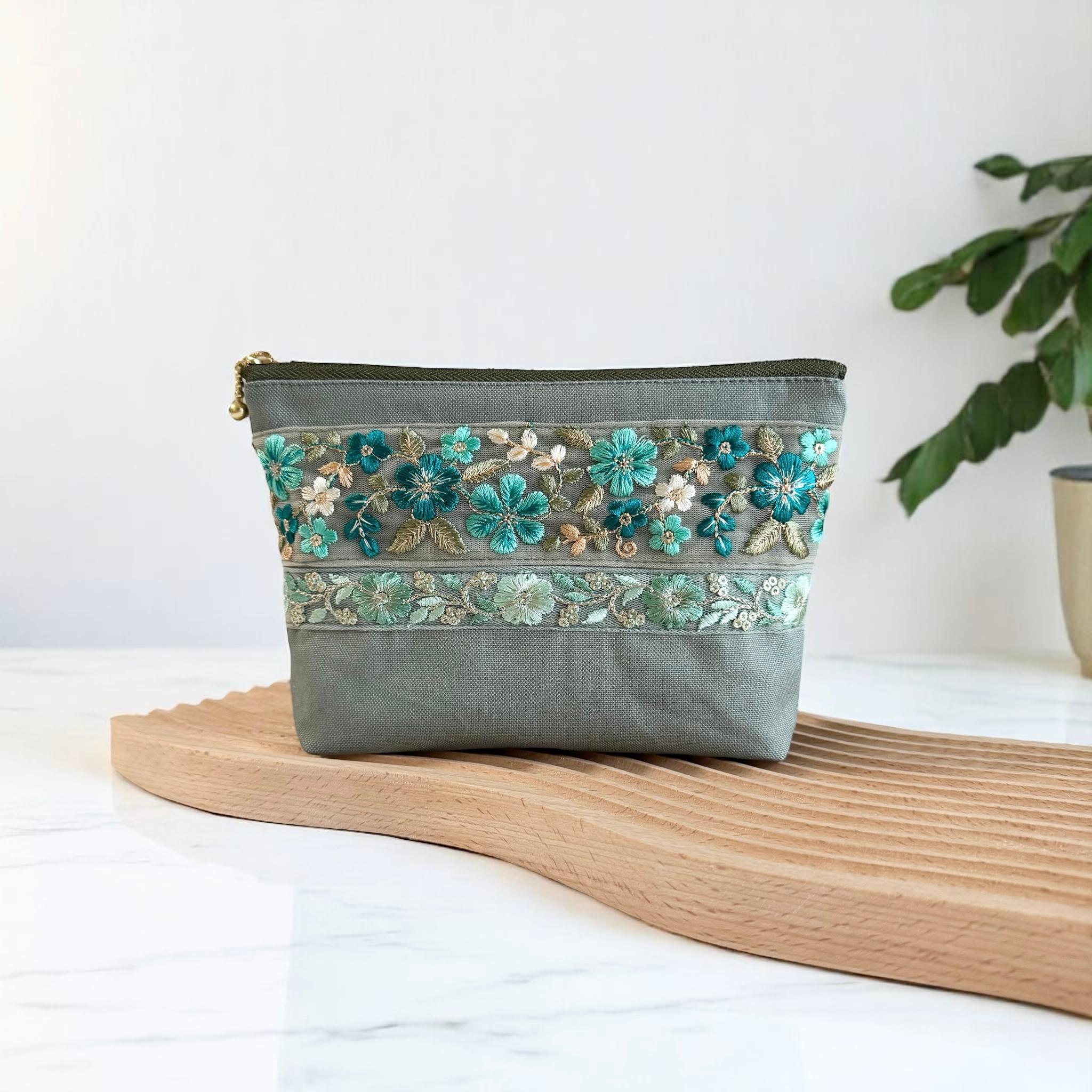 エメラルドグリーン/インド刺繍◆外ポケット付き大きめサイズのマチ付きポーチ/マルチポーチ【L】1枚目の画像