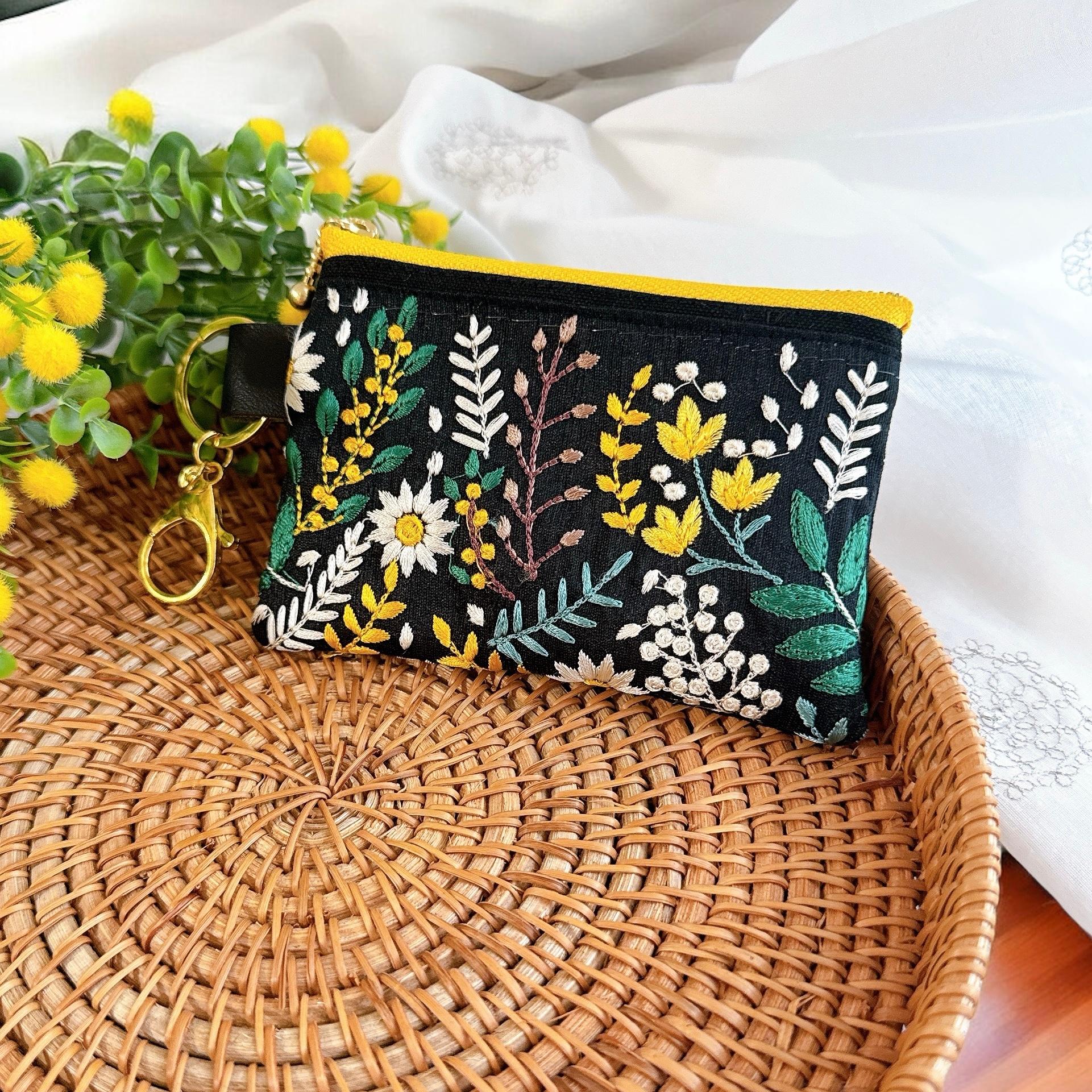 【新色登場】ミモザブラック★インド刺繍×帆布★キーホルダー付きフラットポーチ/マルチケース1枚目の画像