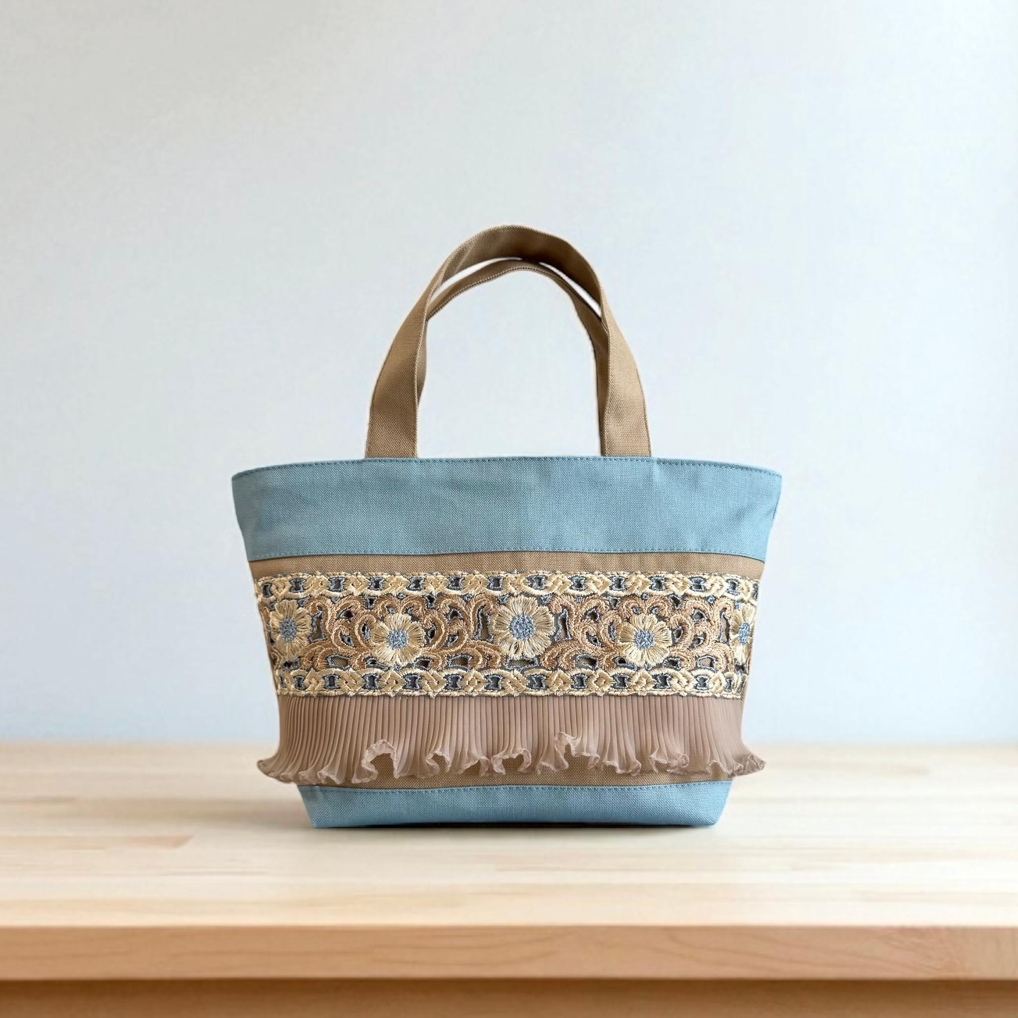 インド刺繍×フリル× 帆布/トートバッグ（ベージュ×ブルー）1枚目の画像