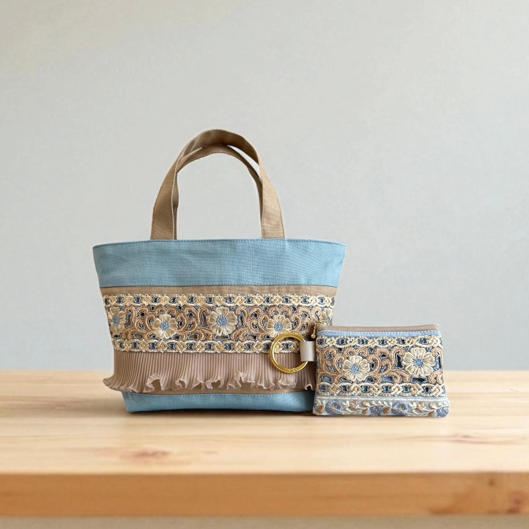 インド刺繍×フリル×帆布/トートバッグ＆ポーチセット（ベージュ×ブルー）1枚目の画像