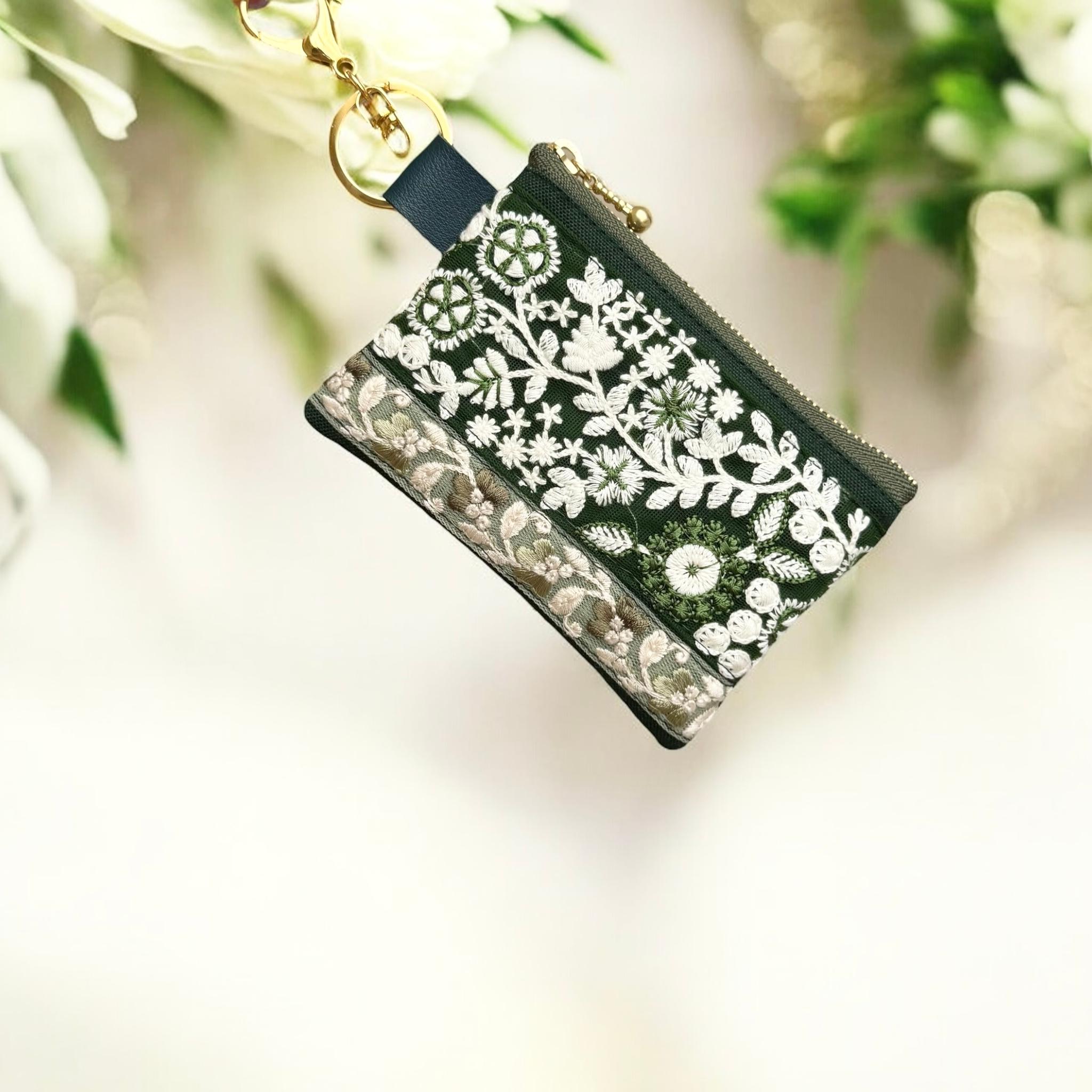 グリーンのお花柄/インド刺繍×帆布/キーホルダー付きフラットポーチ/マルチケース1枚目の画像
