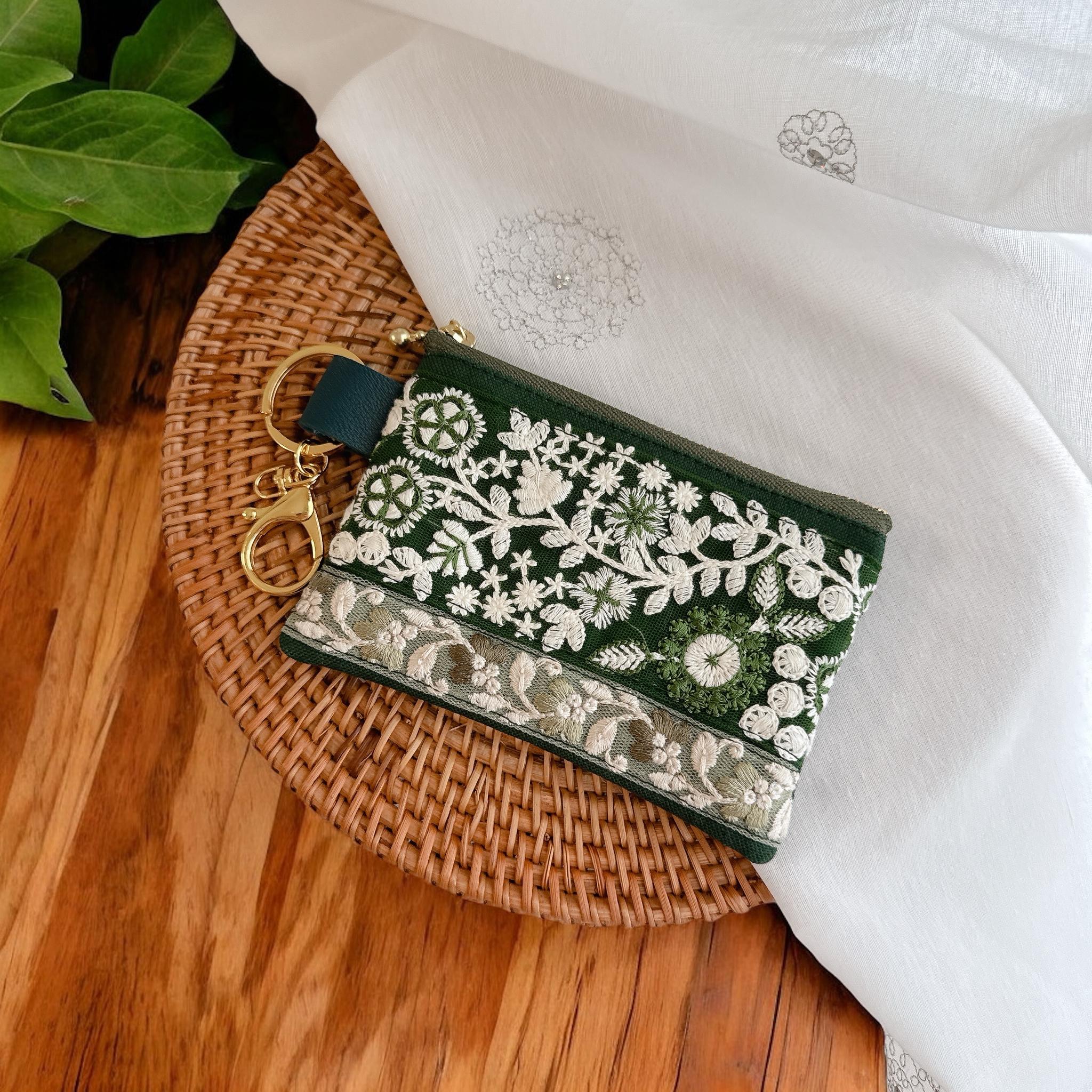 グリーンのお花柄/インド刺繍×帆布/キーホルダー付きフラットポーチ/マルチケース | 2枚目