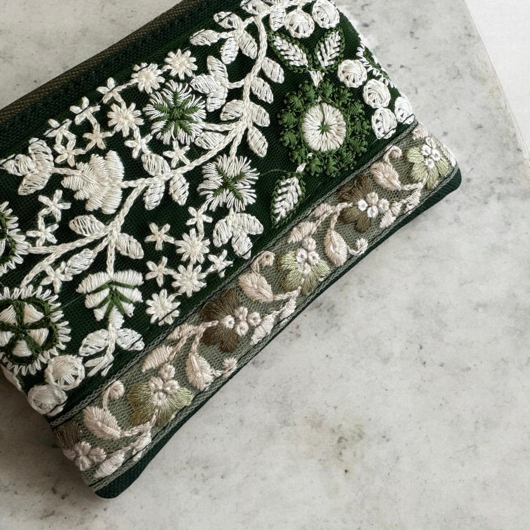 グリーンのお花柄/インド刺繍×帆布/キーホルダー付きフラットポーチ/マルチケース | 3枚目