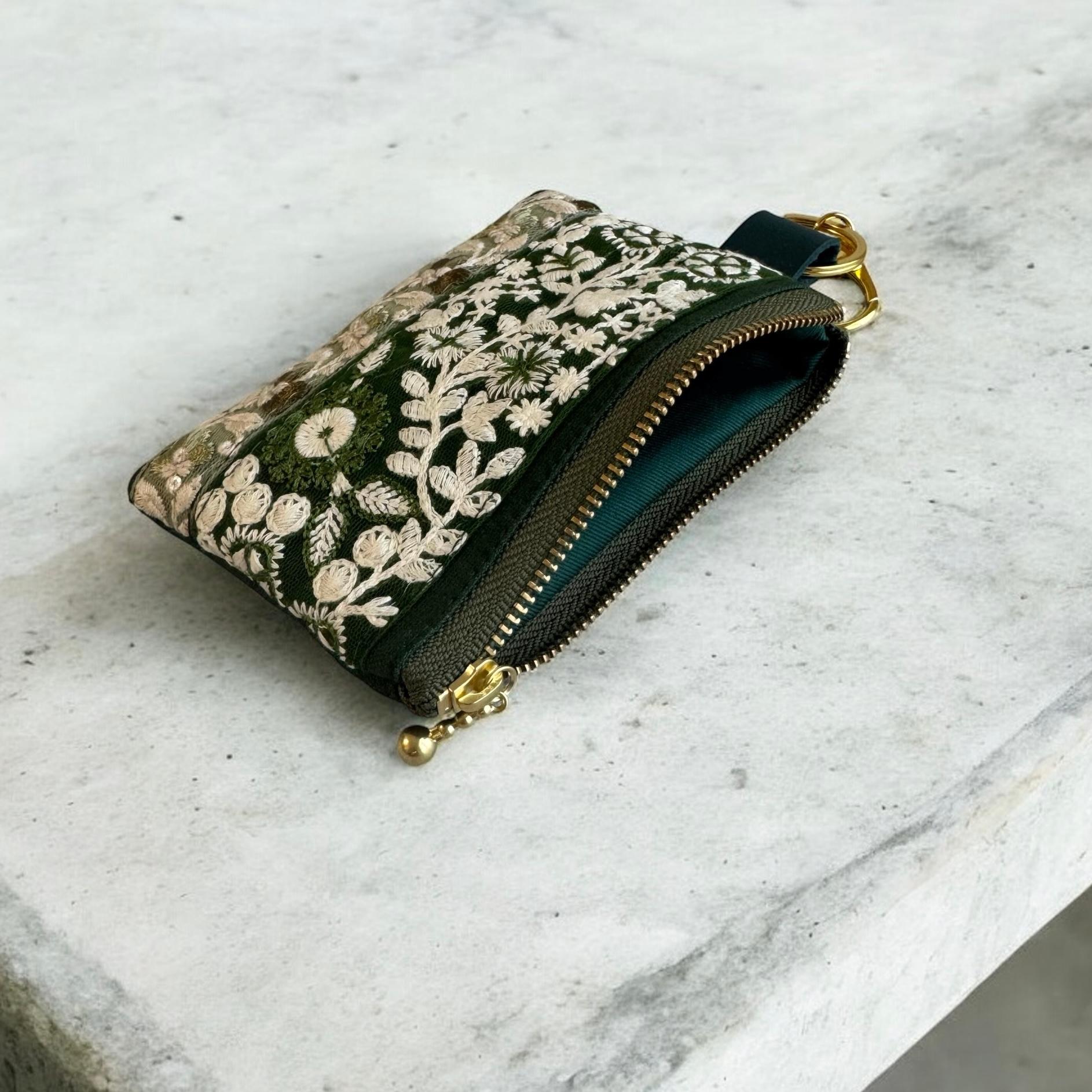 グリーンのお花柄/インド刺繍×帆布/キーホルダー付きフラットポーチ/マルチケース | 5枚目