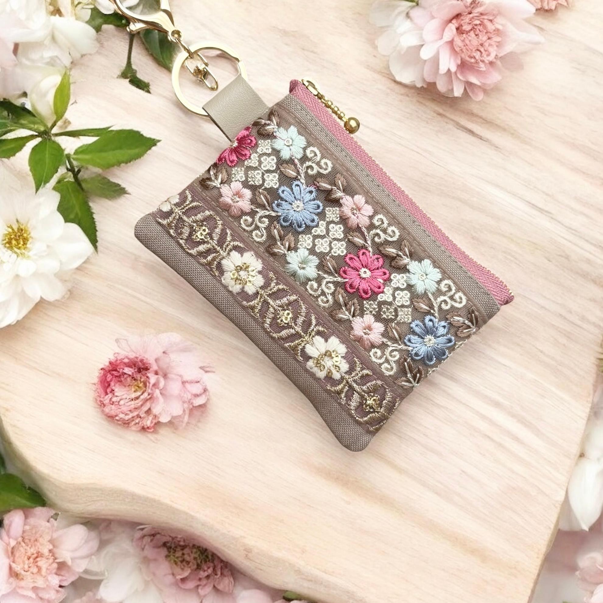 くすみカラーのお花柄/インド刺繍×帆布/キーホルダー付きフラットポーチ/マルチケース1枚目の画像