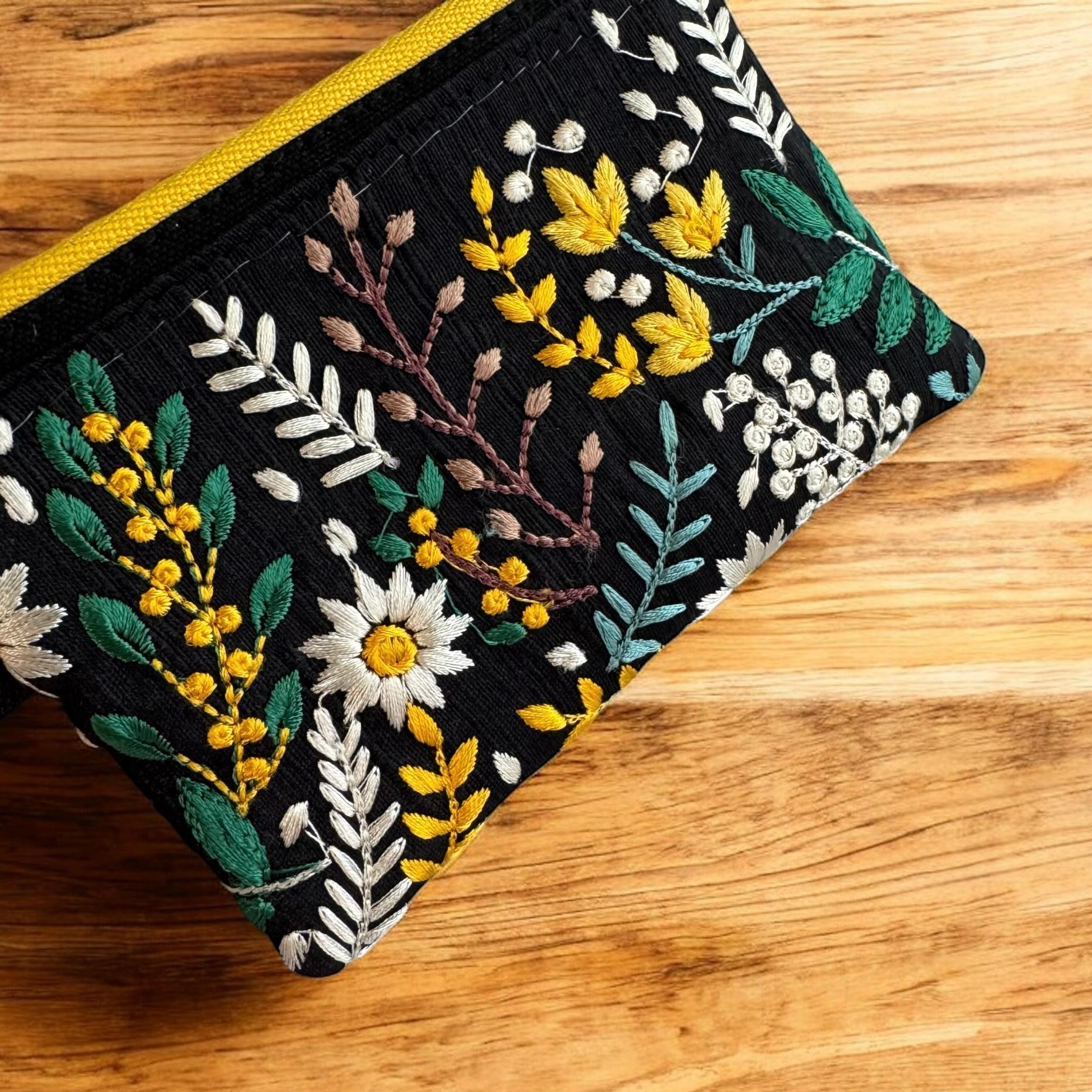 【新色登場】ミモザブラック★インド刺繍×帆布★キーホルダー付きフラットポーチ/マルチケース | 5枚目