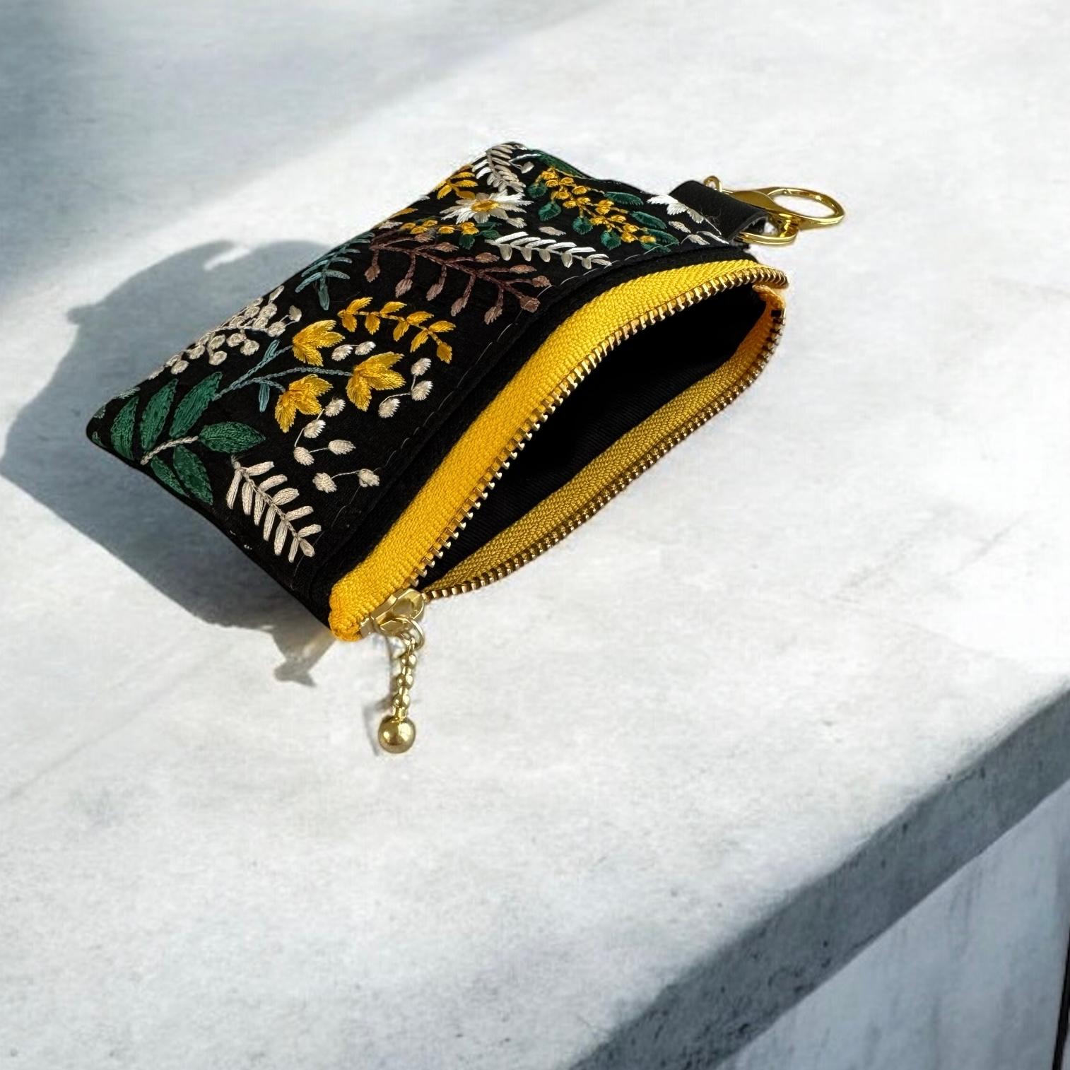 【新色登場】ミモザブラック★インド刺繍×帆布★キーホルダー付きフラットポーチ/マルチケース | 7枚目