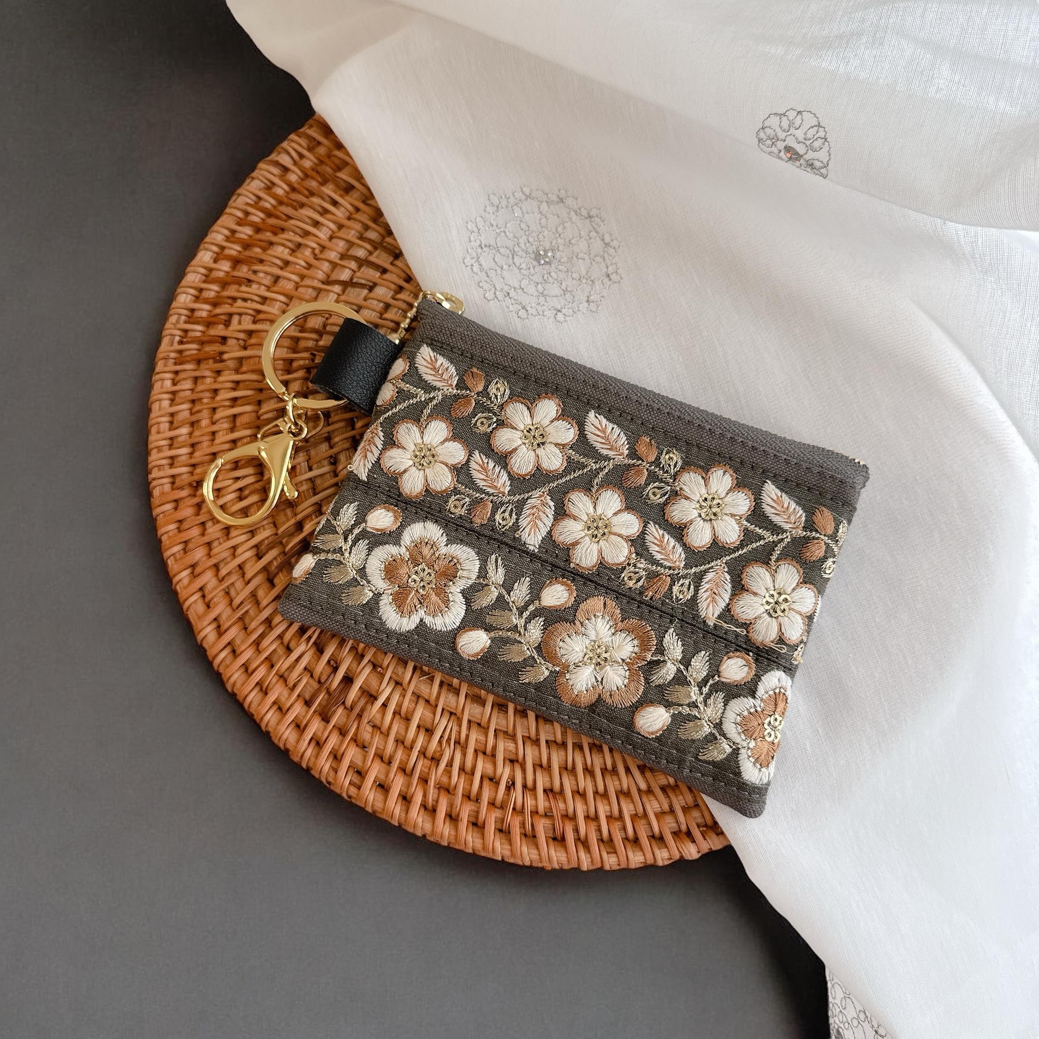 チャコールグレーお花柄/インド刺繍×帆布/キーホルダー付きフラットポーチ/マルチケース | 2枚目