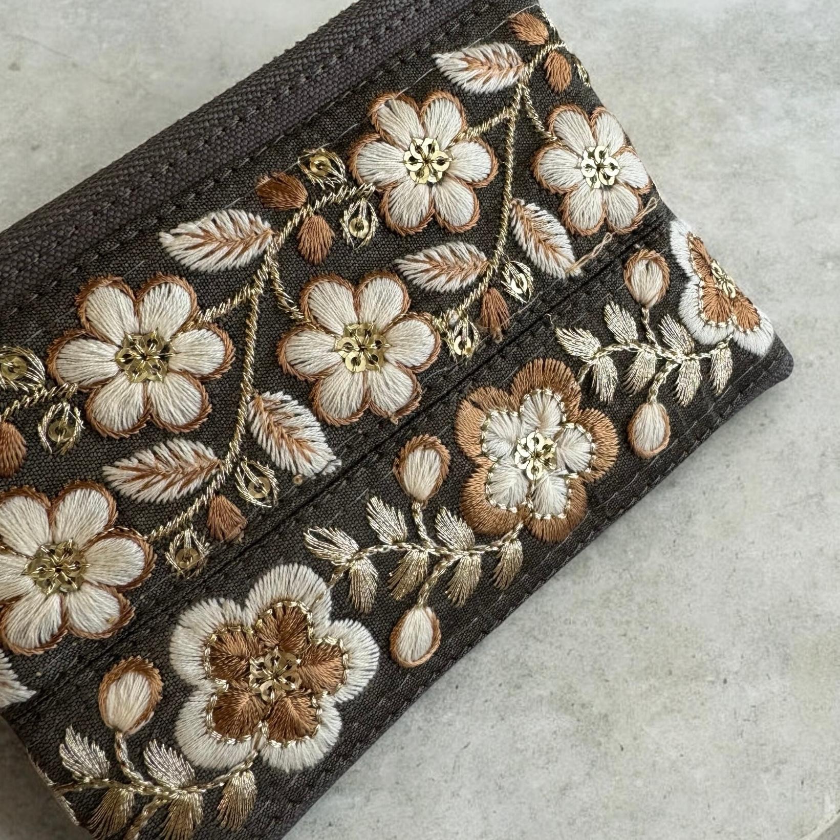 チャコールグレーお花柄/インド刺繍×帆布/キーホルダー付きフラットポーチ/マルチケース | 3枚目